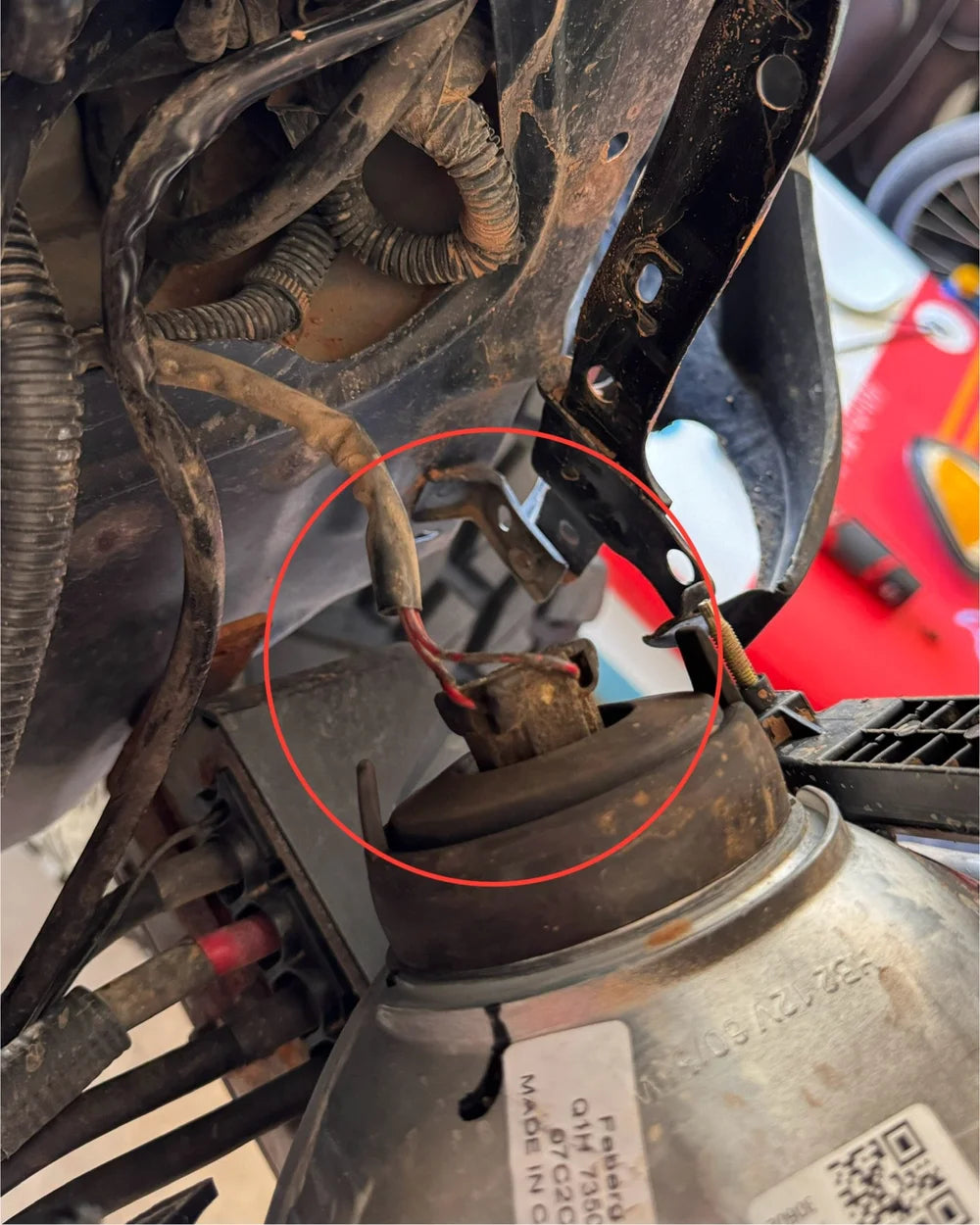 Unplugging the H4 connector